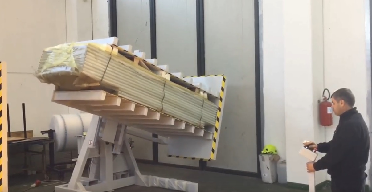 Stationary Pallet Turner for long goods