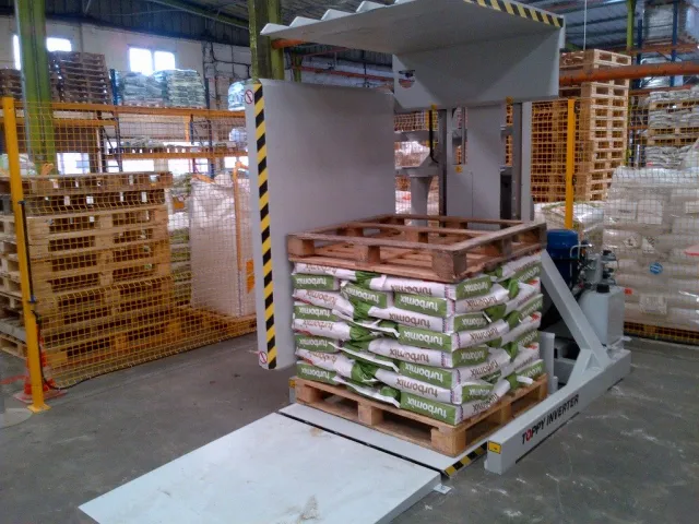 Stationary pallet inverter with manual or semi-automatic operation. Pallets are loaded into the machine from floor level