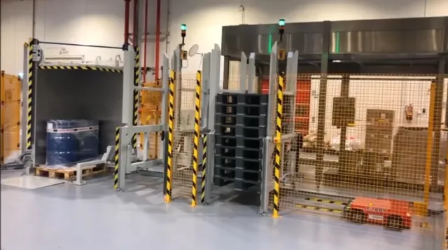 I-BEETLE til håndtering at paller på V-Shape Stand-Alone pallebytter