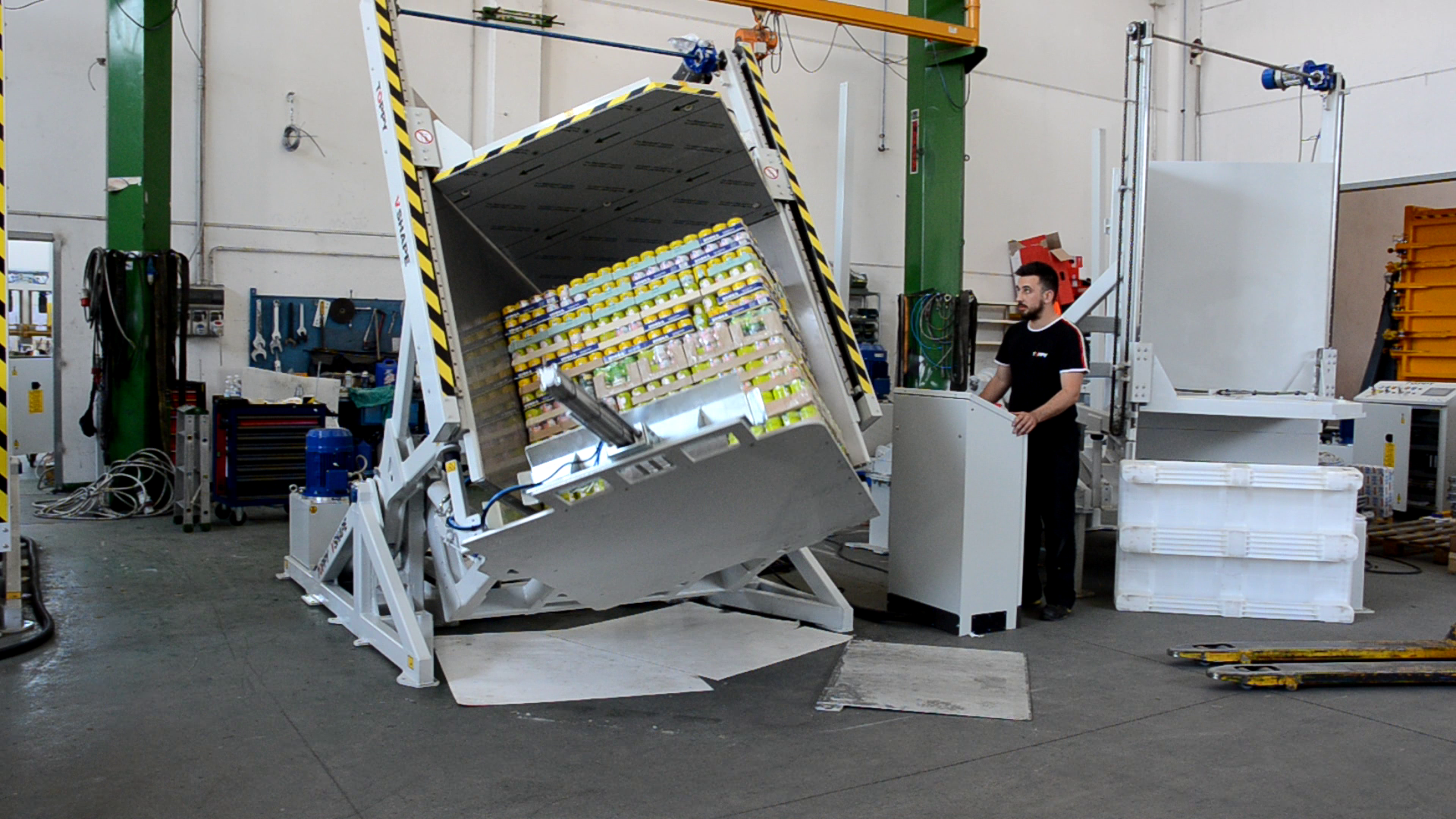 Stationær pallebytter V-Shape model. Stand-Alone eller In-line løsninger
